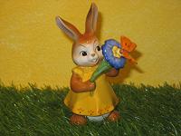 Goebel Hase  #586  Flieg mein kleiner Freund  -  mit Schmetterling auf blauer Blüte