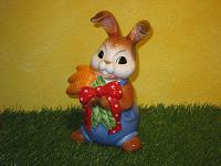Goebel Hase  #587  Ganz viel Karotten für Dich XXL  -  Hase mit Karottenbündel  22,5cm