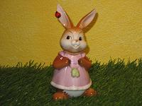 Goebel Hase  #588  Kleiner Glücksbringer  -  Hasendame mit Klee und Marienkäfer