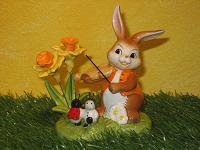 Goebel Hase  #606  Tanz in den Frühling  -  Hase mit Geige, Narzissen und Marienkäfern