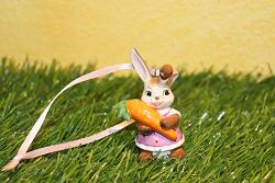 Goebel Hase  #676  Hängeornament Minihase  Vielen Dank  rosa Kleid und Möhre
