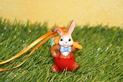 Goebel Hase  #677  Hängeornament Minihase  Möhrenlieferant  mit roter Hose und geschulterter Möhre