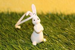 Goebel Hase  #701  Minihasen "Snow White" Hängeornament - I'm Cool       6cm