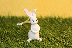 Goebel Hase  #702  Minihasen "Snow White" Hängeornament - Heartbeat     6cm