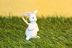 Goebel Hase  #703  Minihasen "Snow White" Hängeornament - For Me?  6cm