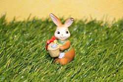 Goebel Hase  #717  Minihase - Fröhliche Ostergrüße - mit Osterkorb -  Höhe: 6 cm