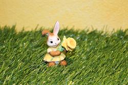 Goebel Hase  #718  Minihase - Leuchtender Frühlingsbote - mit Narzisse -  Höhe: 6 cm