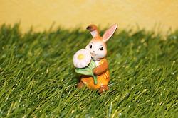 Goebel Hase  #719  Minihase - Zarte Wiesenblume - mit Gänseblümchen -  Höhe: 6 cm